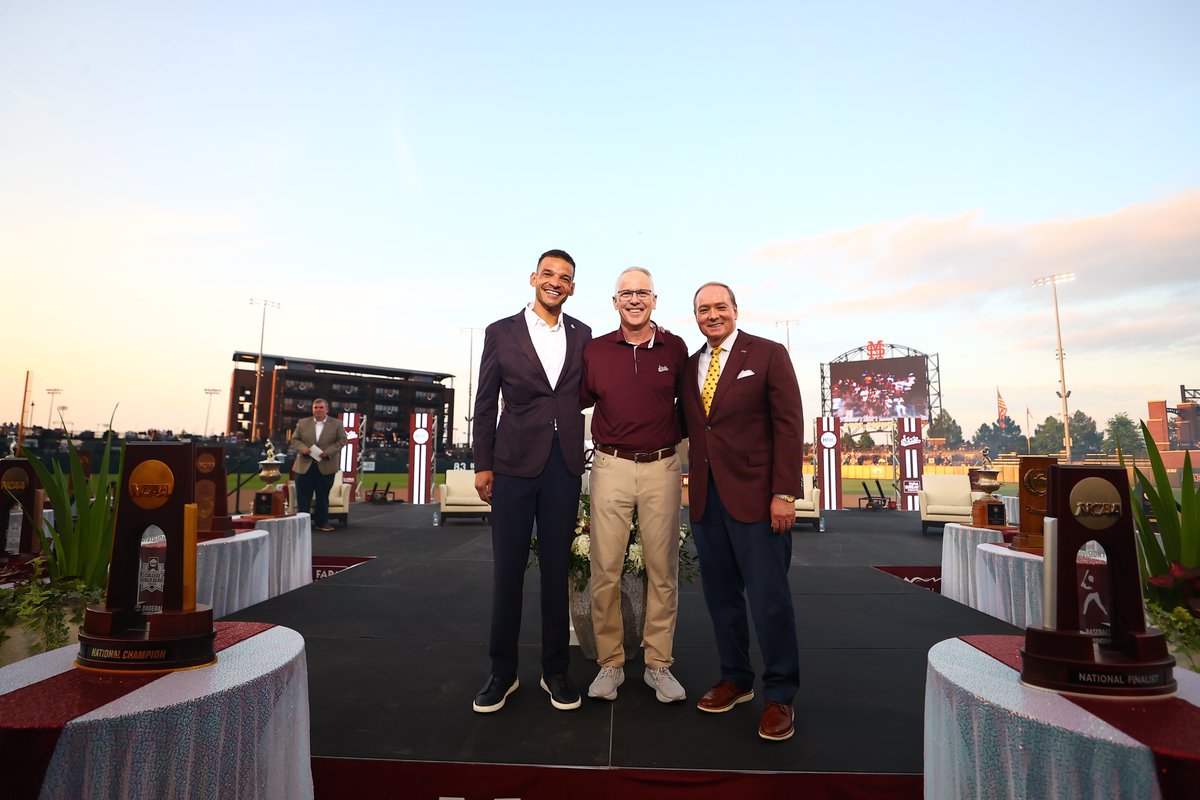 Welcome to StarkVegas, Coach O'Connor! 

#HailState🐶 x <a href="/HailStateBB/">Mississippi State Baseball</a>