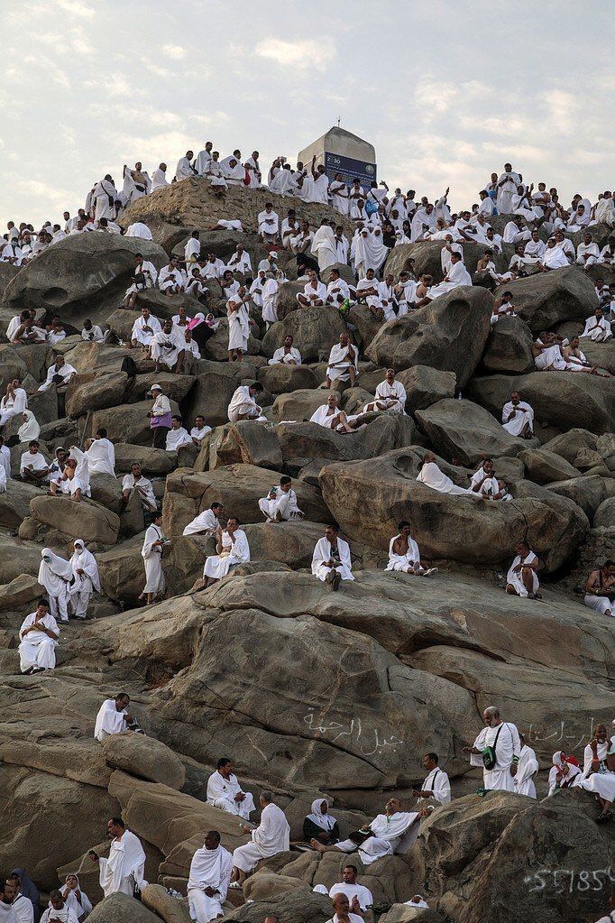 «وأقبَلَ العيـدُ بالأفرَاحِ مُنتشيًـا
يا فرَحةَ العِيدِ زُوري كُلَّ أحبَابِي 

وبَلّغِيهُـم تَهـانِـي القلْـبِ عَـاطِـرَةً
هُنِيتُمُ العِيدَ في أنسٍ وأطيَابِ»