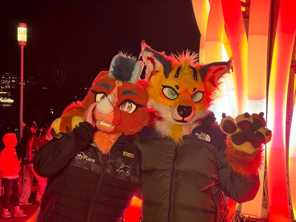 Light up the wagons ❤️🩵✨#FursuitFriday #VividSydney #VividSydney2025 

🐺: <a href="/Briggswam/">Briggs 🧡</a> 
📷: <a href="/arcticvip3r/">arctic</a>