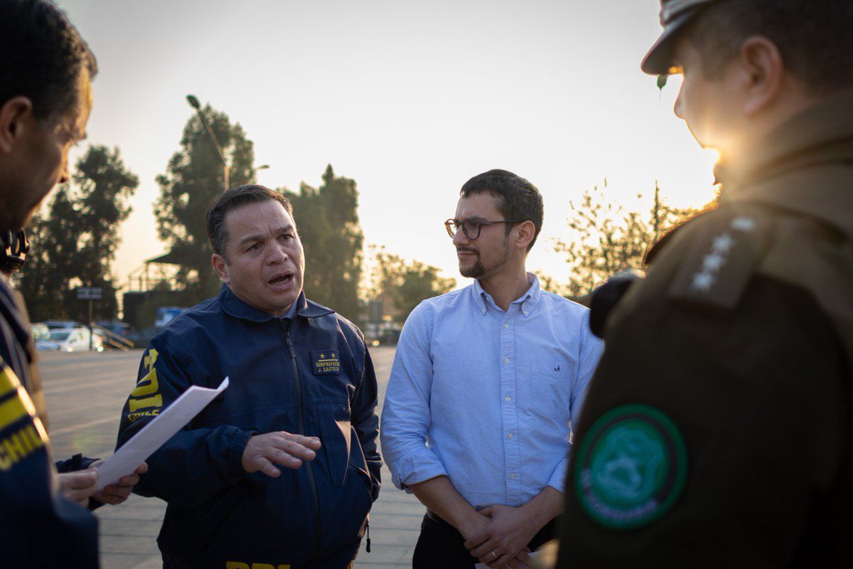 penalolen's tweet photo. Hoy nuestro equipo municipal realizó un operativo junto a Carabineros y PDI, fiscalizando barberías en el sector de Lo Hermida. Detectamos 5 locales sin patente y 11 personas con situación migratoria irregular, algunas con orden de expulsión. Este trabajo interinstitucional refuerza nuestro compromiso con la seguridad, el orden y la recuperación de espacios para nuestros vecinos y vecinas.
