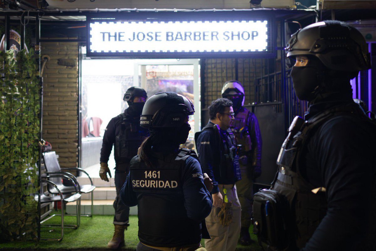 penalolen's tweet photo. Hoy nuestro equipo municipal realizó un operativo junto a Carabineros y PDI, fiscalizando barberías en el sector de Lo Hermida. Detectamos 5 locales sin patente y 11 personas con situación migratoria irregular, algunas con orden de expulsión. Este trabajo interinstitucional refuerza nuestro compromiso con la seguridad, el orden y la recuperación de espacios para nuestros vecinos y vecinas.
