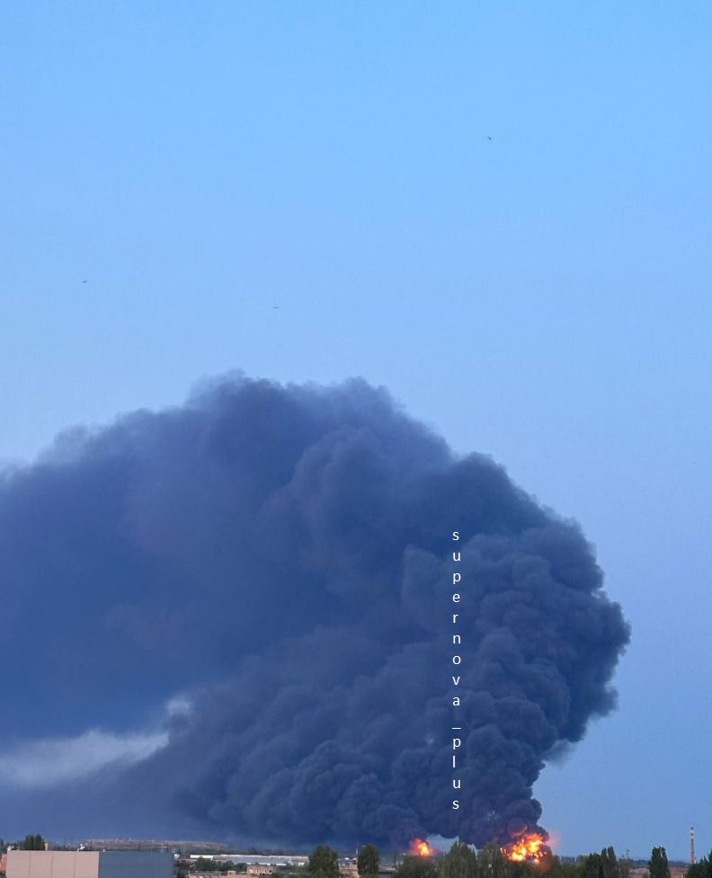 markito0171's tweet image. 2 oil tanks caught fire, 🇷🇺#Engels
in south of the city