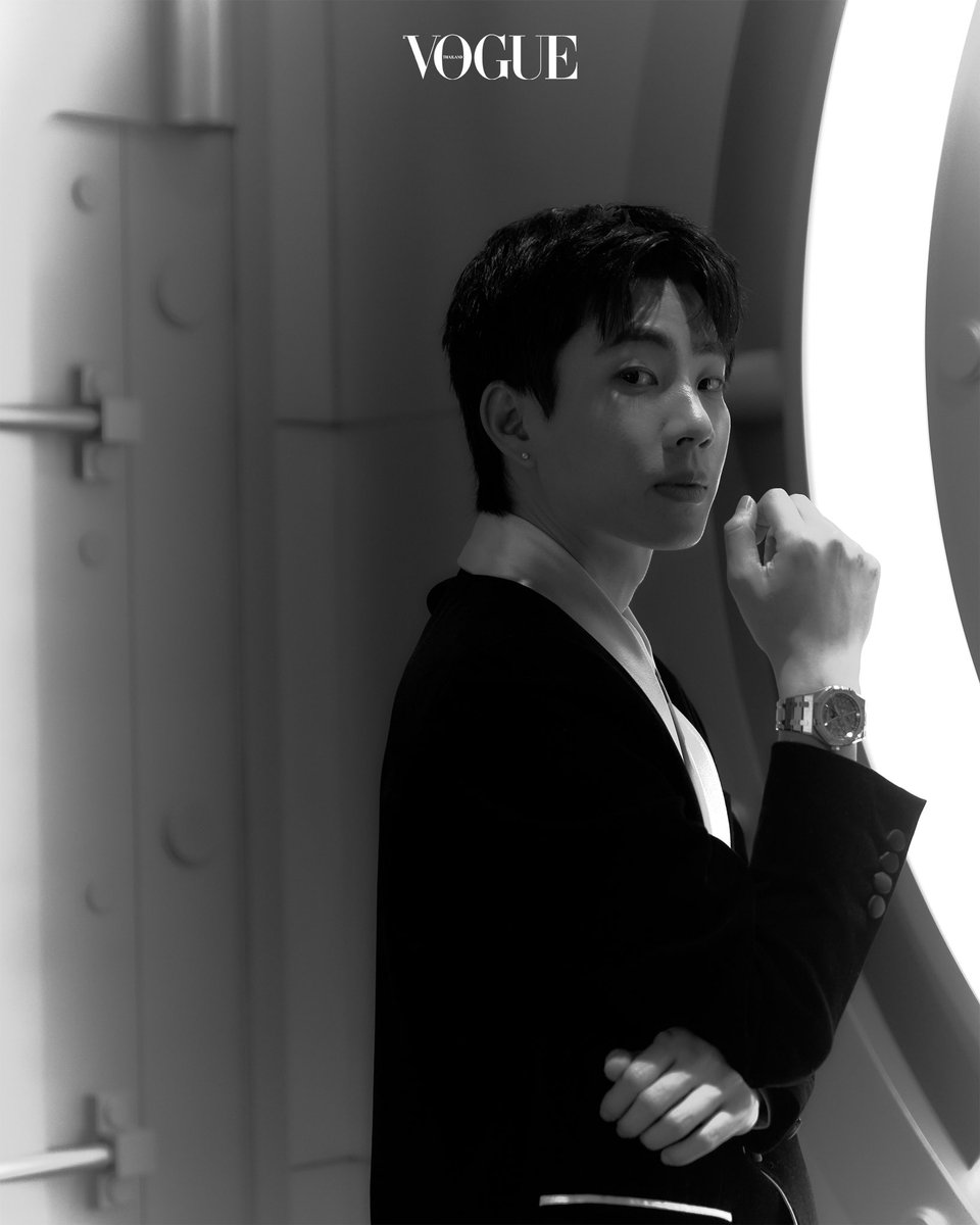 #VogueWatch เผยลุคของ ออฟ-จุมพล <a href="/off_tumcial/">Tumcial</a> ในงานเฉลิมฉลองครบรอบ 150 ปี แบรนด์ <a href="/AudemarsPiguet/">Audemars Piguet</a> ที่สรรสร้างเรือนเวลาขั้นสุดยอดมาตลอดหน้าประวัติศาสตร์ ซึ่งศิลปินหนุ่มผู้หลงใหลในเรื่องนาฬิกาถ่ายทอดมนต์เสน่ห์ของนาฬิกาเรือนใหม่ประจำปี 2025 อย่าง Royal Oak Perpetual Calendar