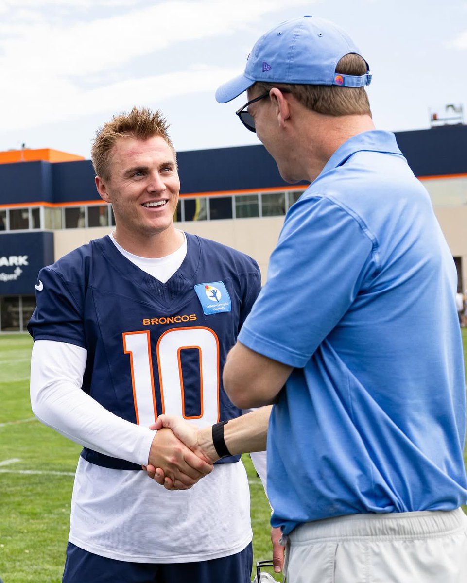 MLFootball's tweet image. WHOLESOME: #Broncos star quarterback Bo Nix met team legend QB Peyton Manning after practice today.

👏