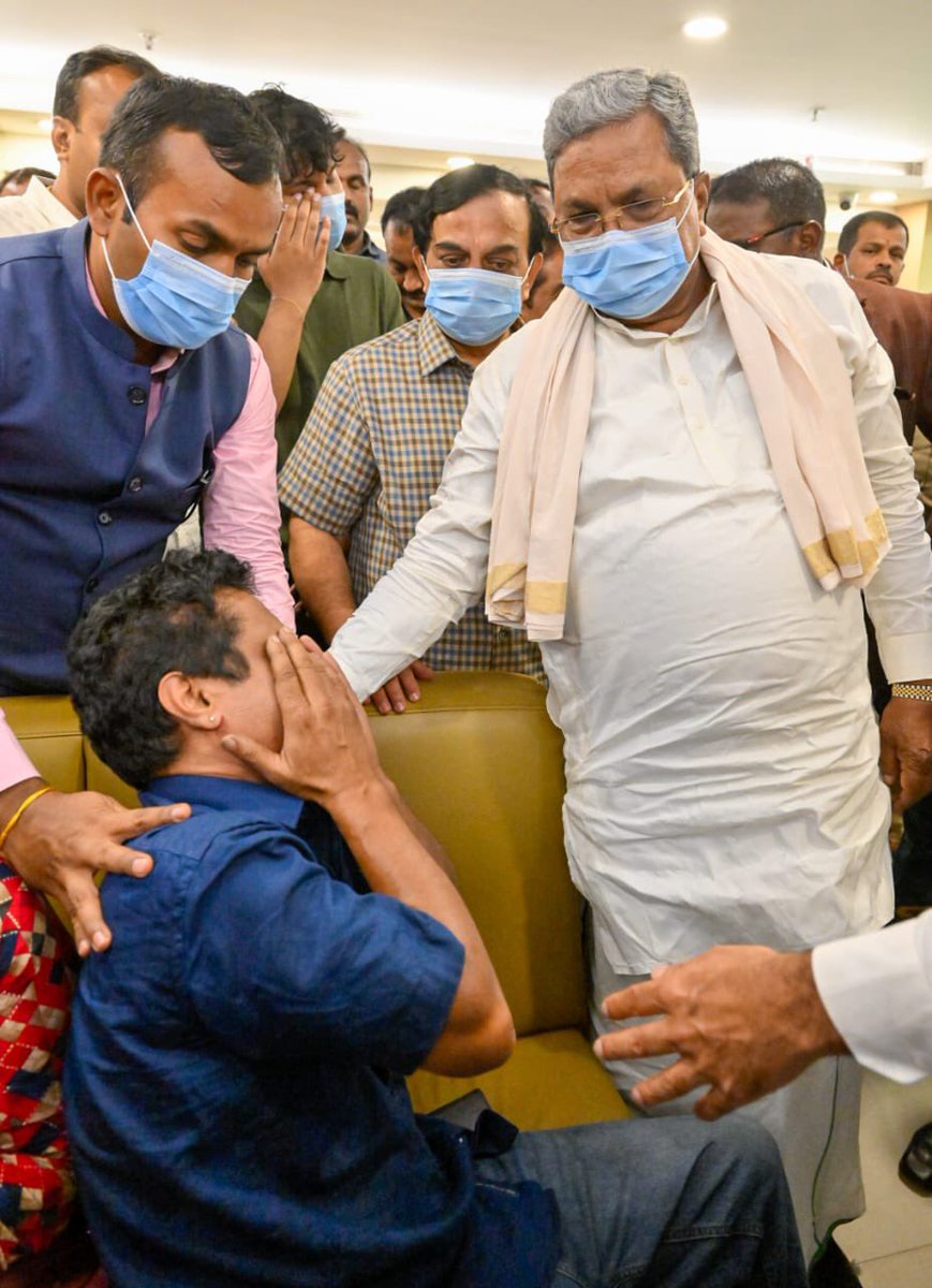 1247yadav's tweet photo. किसी ने भी खबर दबाने की कोशिश नहीं की।❌

किसी ने भी सच्चाई छिपाने की कोशिश नहीं की।❌

किसी ने भी श!वों को नहीं फेंका।❌

तुरंत राहत पहुंचाई गई,

 बेहतरीन चिकित्सा सुविधाएं मुहैया कराई गईं, DCM ने माफी भी मांगी
#chinnaswamystadium #stampade https://t.co/ZcQiH1MDNn