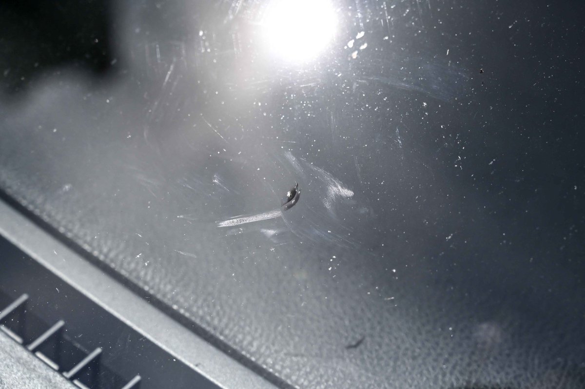 130Rインカットし過ぎの全走車が巻き上げた砂利でこの有様
180㎞位で後にいたから仕方がねえｗ
前ガラスにも無数のキズ
1枚目画像はリップが欠ける位の破壊力だったがこれが硝子に来てたら大きくヒビ入っただろうな💧
こういう時の為にリップは缶スプレーでの簡易塗装なので簡単に直せます