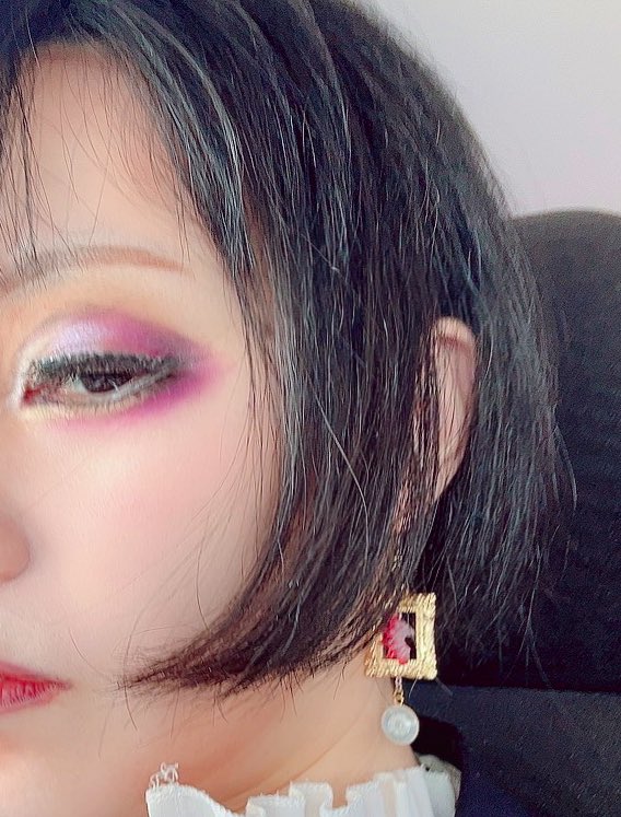 おはようございます
さて、 #天界考古学学会の饗宴 ですね

昨日狐庵さんに撮影していただきました……新作が出ます…!!
『小さな肖像画』と『額装ピアス(イヤリング、チャーム付け替え可能)』

こちら(特に小さな肖像画)は今回のイベントのみでの販売です!!
宜しければ見てくださいね✨
 #天界追悼庁