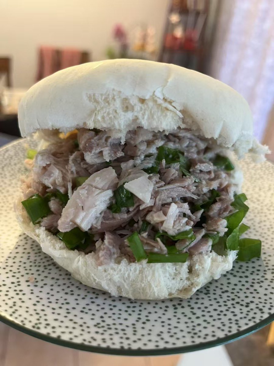 您甭说，我朋友一个重庆人学做肉夹馍，嘿～那叫一个正宗！