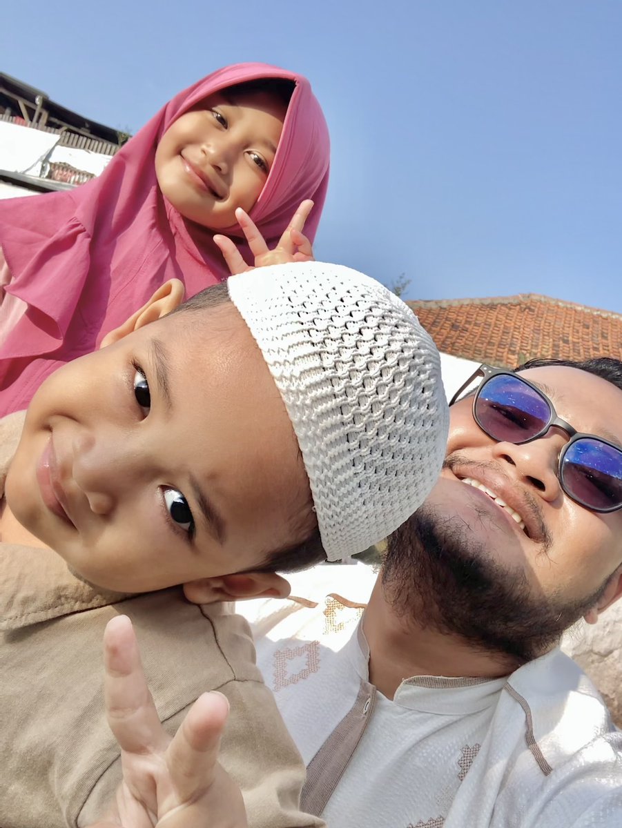 eskadutdut's tweet photo. Met lebaran allz
#sendall https://t.co/bH4xozJkYm