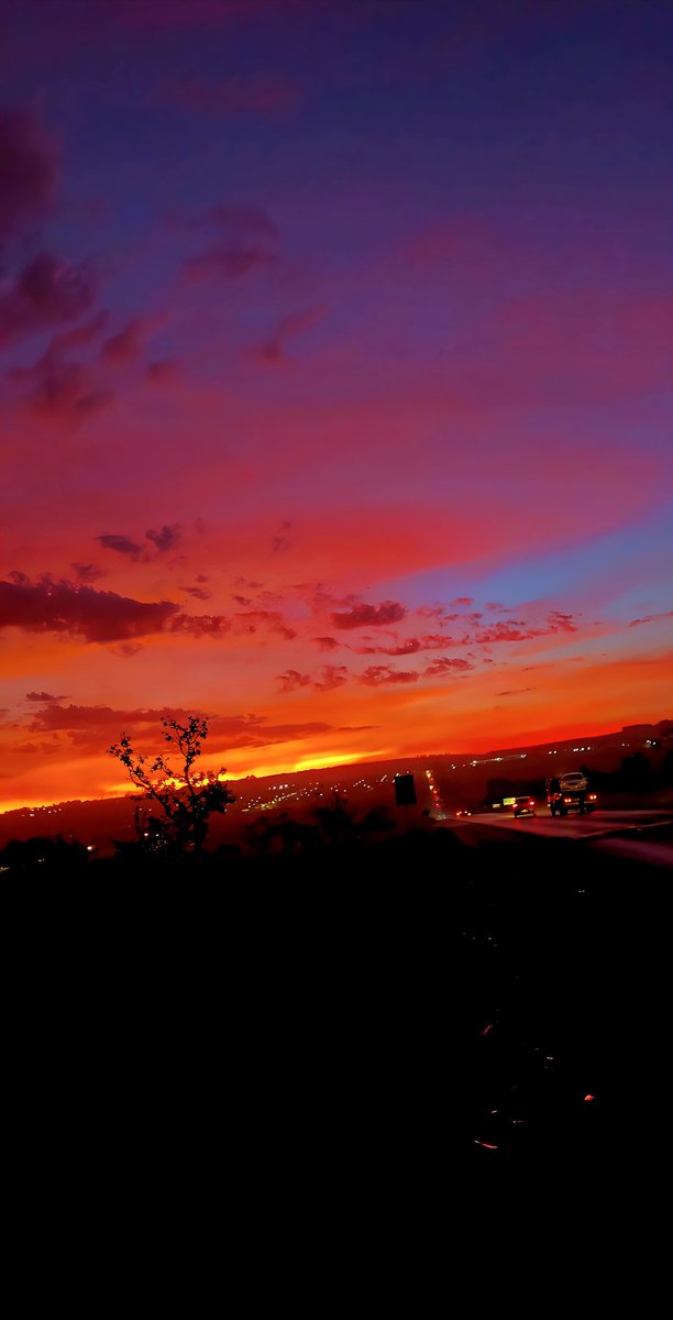 xaugusto's tweet image. Desfrute de um pôr do sol incrível em Brasília durante o outono de 2025! As cores vibrantes do céu, com tons de laranja, rosa e roxo, criam um cenário único e inesquecível e compartilhe a beleza da capital brasileira!  
#PôrDoSol #Brasília #Outono2025 #Natureza #Céu #Sunset