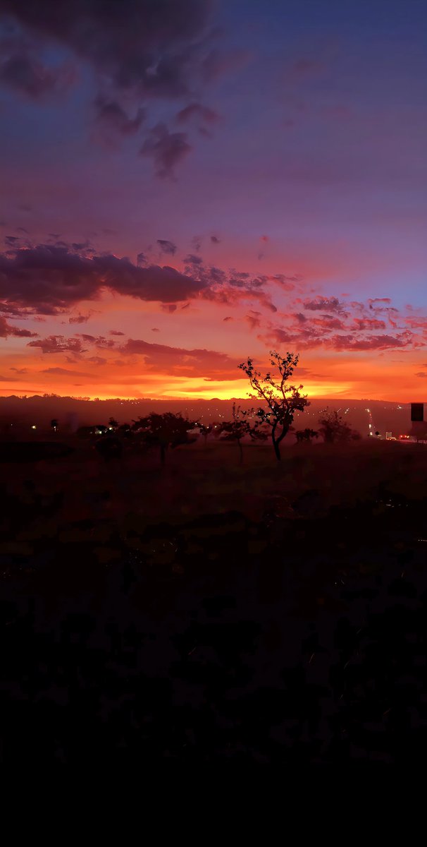 xaugusto's tweet image. Desfrute de um pôr do sol incrível em Brasília durante o outono de 2025! As cores vibrantes do céu, com tons de laranja, rosa e roxo, criam um cenário único e inesquecível e compartilhe a beleza da capital brasileira!  
#PôrDoSol #Brasília #Outono2025 #Natureza #Céu #Sunset