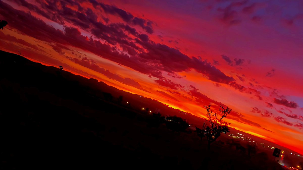 xaugusto's tweet image. Desfrute de um pôr do sol incrível em Brasília durante o outono de 2025! As cores vibrantes do céu, com tons de laranja, rosa e roxo, criam um cenário único e inesquecível e compartilhe a beleza da capital brasileira!  
#PôrDoSol #Brasília #Outono2025 #Natureza #Céu #Sunset