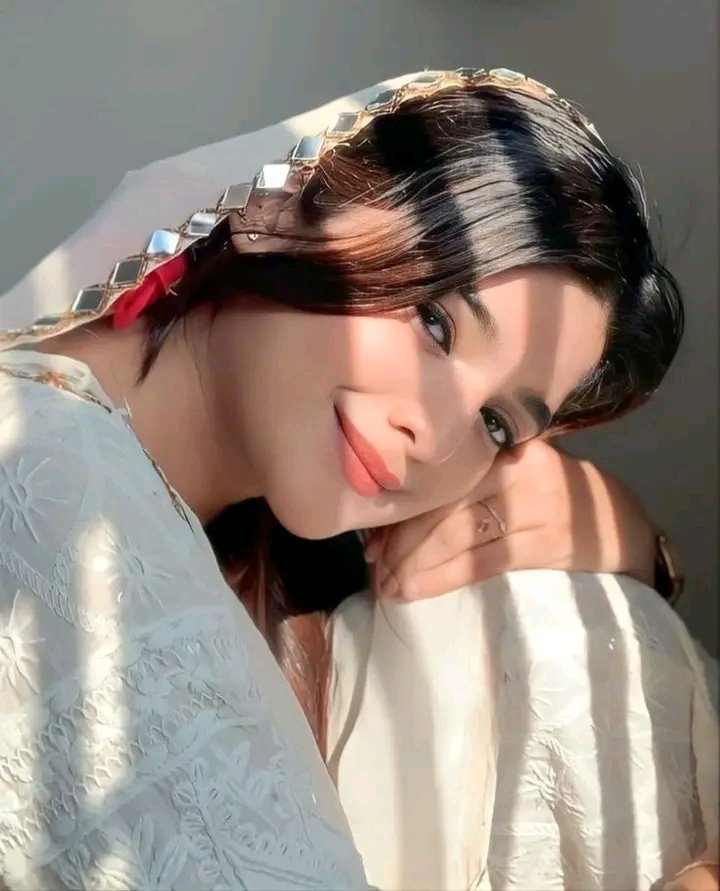 तुम पढ़ते हो शायरी मेरी ,,,इसलिए लिख भी देती हूं..

वरना मैं तो तुझे,,सिर्फ महसूस कर के भी जी लेती हूं...!!