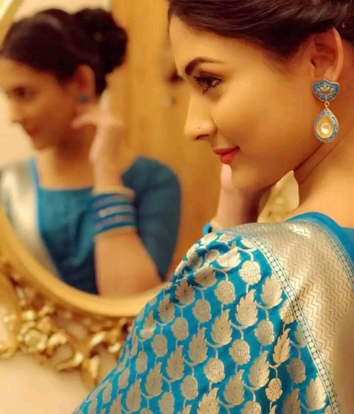 रिहा कर खूबसूरत दिखने की चाहत से मुझे "ऐ आईने"...
 तू मेरी सादगी को जमानत दे दे...