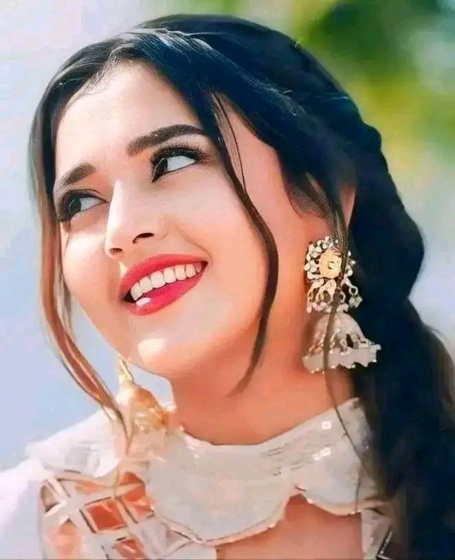 दर्द के मंजर आंखों से उठा लेते हैं हम

दौर कैसा भी हो थोड़ा मुस्कुरा लेते हैं हम