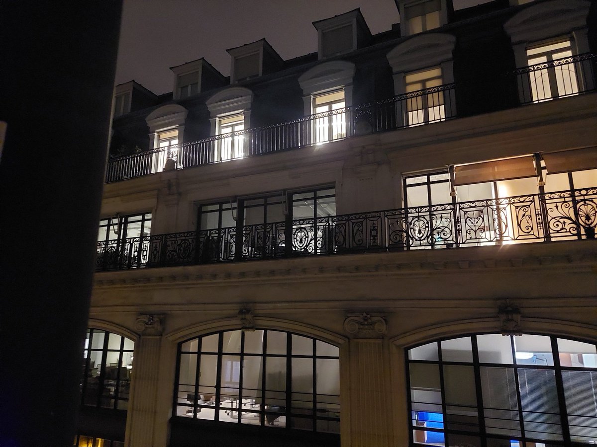 6 juin 03h30
Nous appelons pour qu'ils éteignent les lumières des bureaux inoccupés, l'agent de nuit raccroche au nez et ne les éteint pas. 
#LouisVuitton