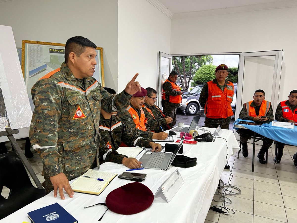 Ejercito_GT's tweet photo. Ejército de Guatemala activó el Centro de Operaciones de Emergencia Militar #COEM, ante el estado de alerta institucional anaranjada por la actividad del volcán de Fuego, con el objeto de monitorear y minimizar los daños, así como, coordinar las acciones en apoyo a la población guatemalteca que ha sido afectada.
¡El pueblo digno es primero!
#EjércitoGT