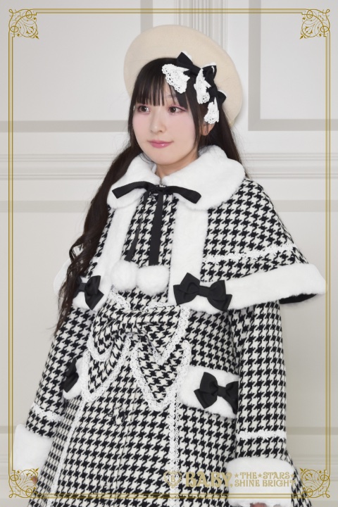 BABY新作情報】Barbieリボンミルキーコート¥68,200黒の着用イメージを