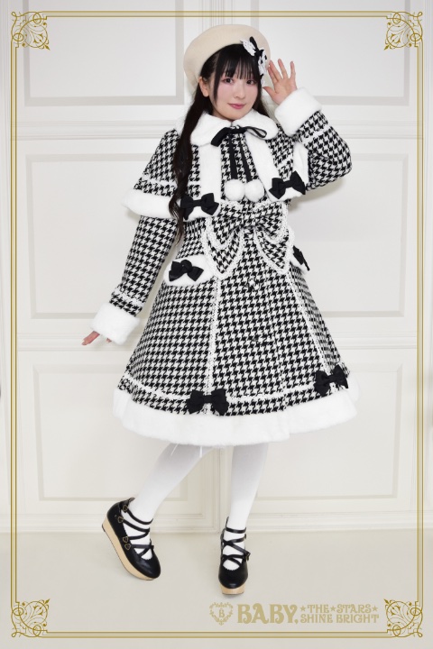 BABY新作情報】Barbieリボンミルキーコート¥68,200黒の着用イメージを