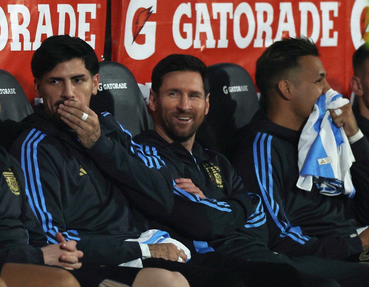 No busco mucho, solo alguien que me mire como Messi mira a Lomónaco 🫶🇦🇹