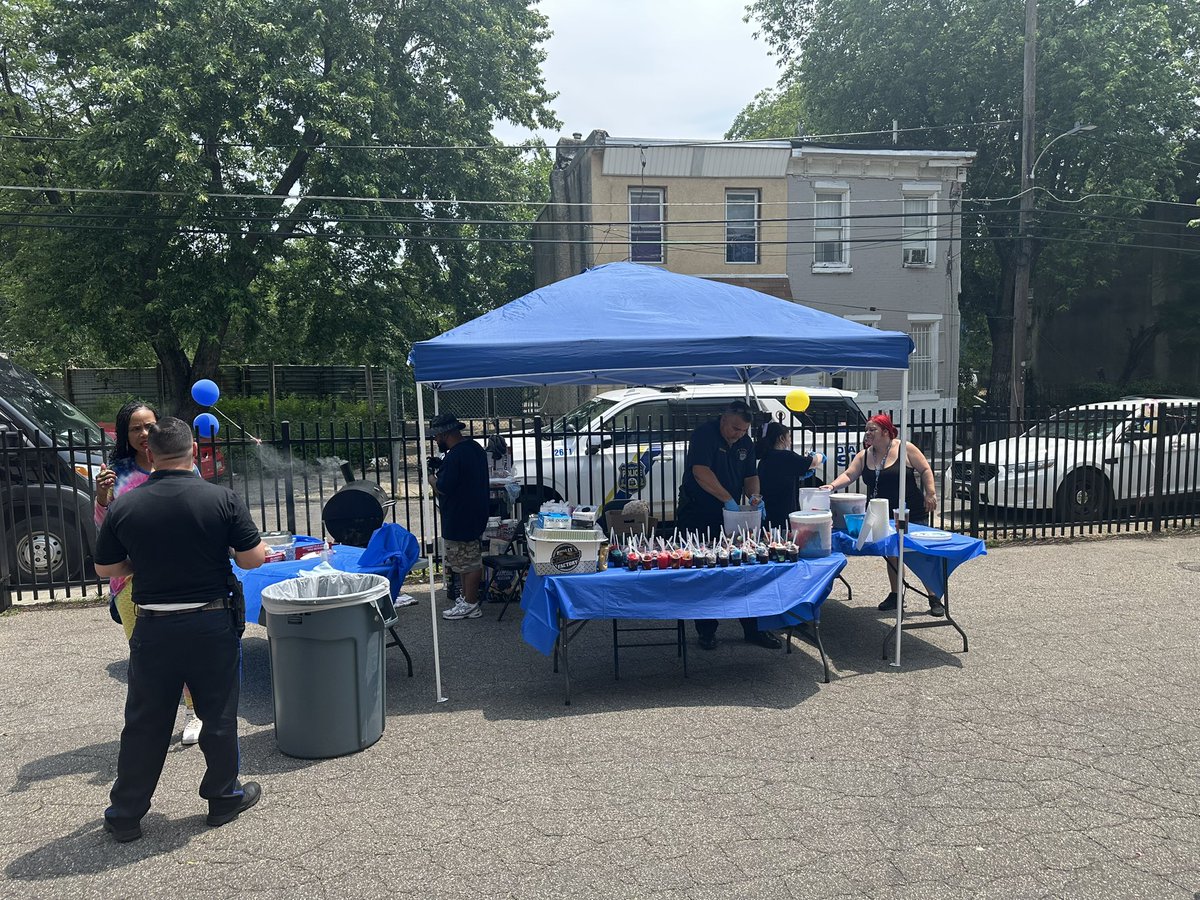 PPD26Dist's tweet image. 26th District Community team had the opportunity to serve the students of Hartranft and John Welsh Schools during their fun day with some water ice and pretzels sponsored by the 26th PDAC. Thank you for having us.