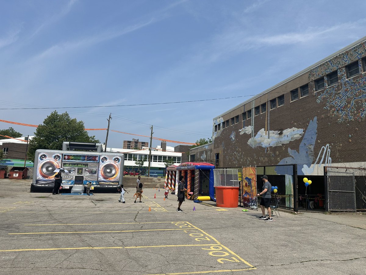 PPD26Dist's tweet image. 26th District Community team had the opportunity to serve the students of Hartranft and John Welsh Schools during their fun day with some water ice and pretzels sponsored by the 26th PDAC. Thank you for having us.