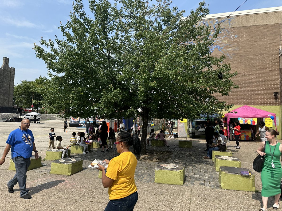 PPD26Dist's tweet image. 26th District Community team had the opportunity to serve the students of Hartranft and John Welsh Schools during their fun day with some water ice and pretzels sponsored by the 26th PDAC. Thank you for having us.