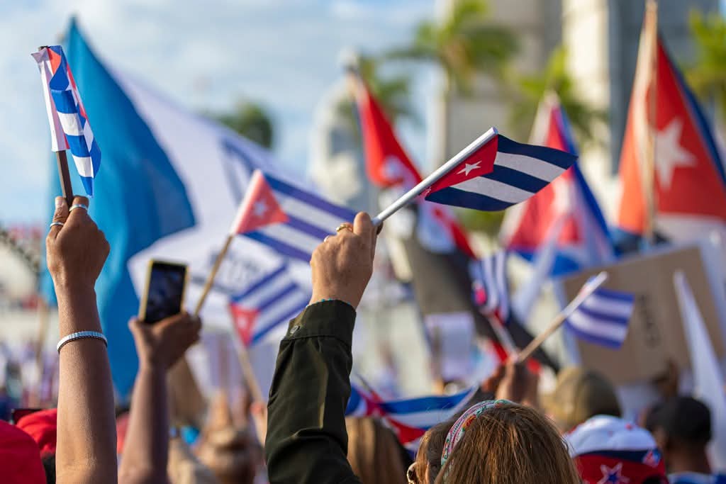 Hablemos del odio visceral del gobierno de los EEUU. 

Mas allá de errores o  insatisfacciones, el cerco cada día contra #Cuba es más que evidente. #YoSigoAMiPresidente