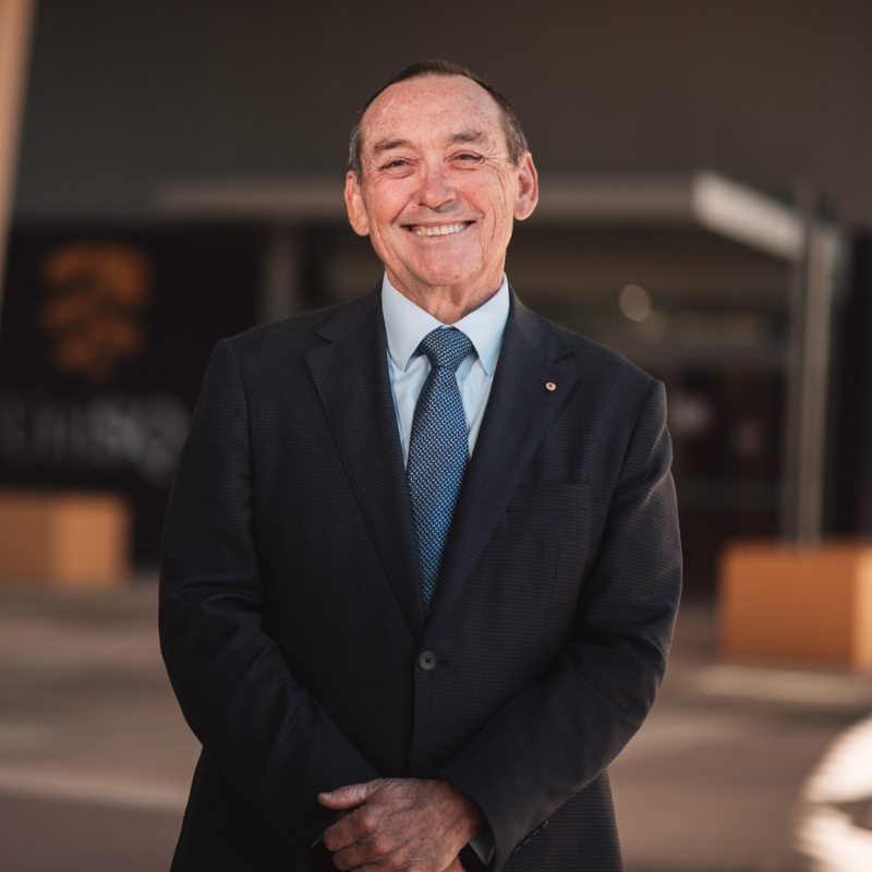 unisqaus's tweet photo. Our new Queensland Great 💛

@ProfJeffDunn has been named a Queensland Great for his life-changing service to the health and wellbeing of Queenslanders.

We're so proud of you! 

@PCFA 👏