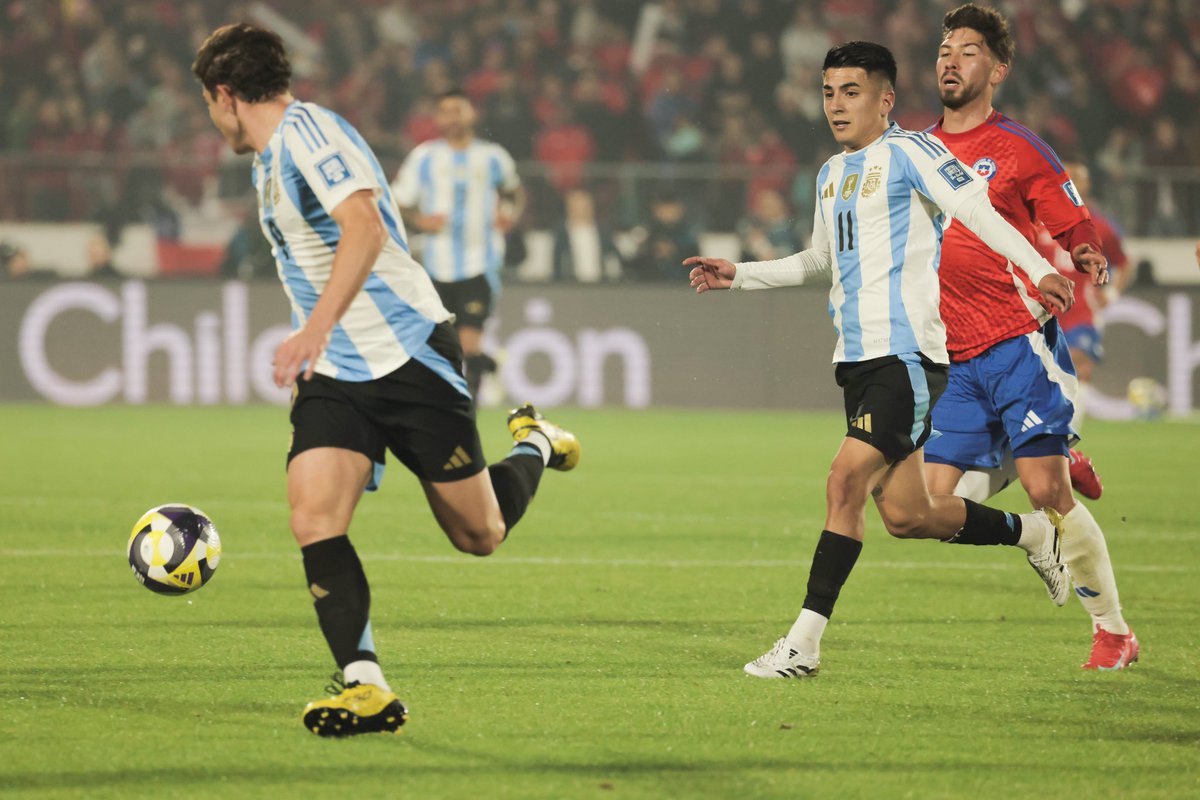 Gran primer tiempo de la selección Argentina, que tuvo más chances claras para hacer gol.
Chile debe cambiar el chip. Veremos que pasa en la segunda mitad.