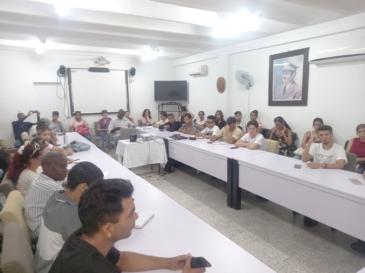Personal de <a href="/ETECSA_Cuba/">ETECSA</a> en #LasTunas intercambian con una representación de la FEU de la Universidad de Las Tunas sobre las nuevas medidas comerciales para la telefonía móvil.
#EtecsaConCuba
<a href="/ULTCuba/">Universidad de Las Tunas</a>
#EtecsaTeAcompaña