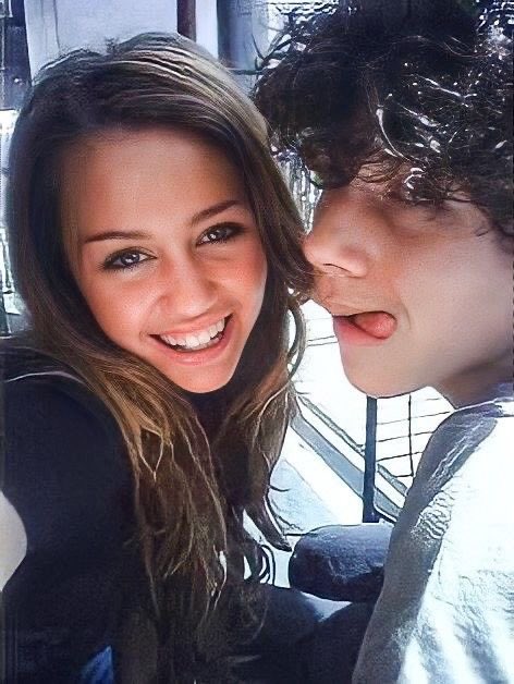 MileyCyrusMex's tweet photo. #EverySingleAlbum | ¡Miley menciona a Nick Jonas y su cariño por el: #NileyForLife 🫶! https://t.co/kDqZ5ohSFd