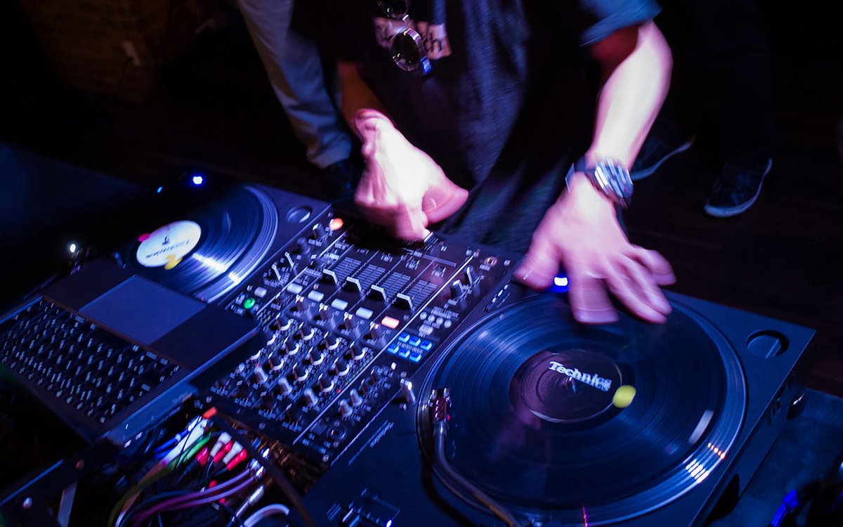 PanasonicBrand's tweet image. ターンテーブルはDJにとっての“楽器”⁉️
今日は #楽器の日 🎶

世界中のDJたちに愛されてきた、当社のオーディオブランド、Technicsのターンテーブル SL-1200シリーズをご紹介🌟

SL-1200シリーズは1972年から計15機種を発売し、50年以上も活躍しています🎵

ぜひ動画もご視聴ください🔊

#Technics