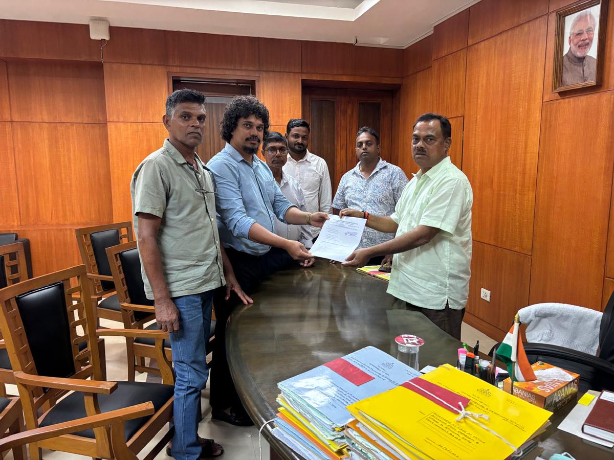 Goenchea Raponkarancho Ekvott(GRE),body spearheading the cause of traditional fisherfolk in Goa along with other assiciations met Mr. Nilkanth Halarnkar, Fisheries Minister at Secretariat, Porvorim Goa. Olencio Simoes GS of GRE stated that we had a detailed deliberation on