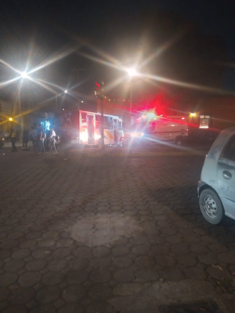 marco1f's tweet photo. @JCarlos_Valerio  choque de tránsito combi y ambulancia; ubicación 3 Oriente y 14 Analco. La ambulancia llevaba un paciente https://t.co/y0ZgRlJiED