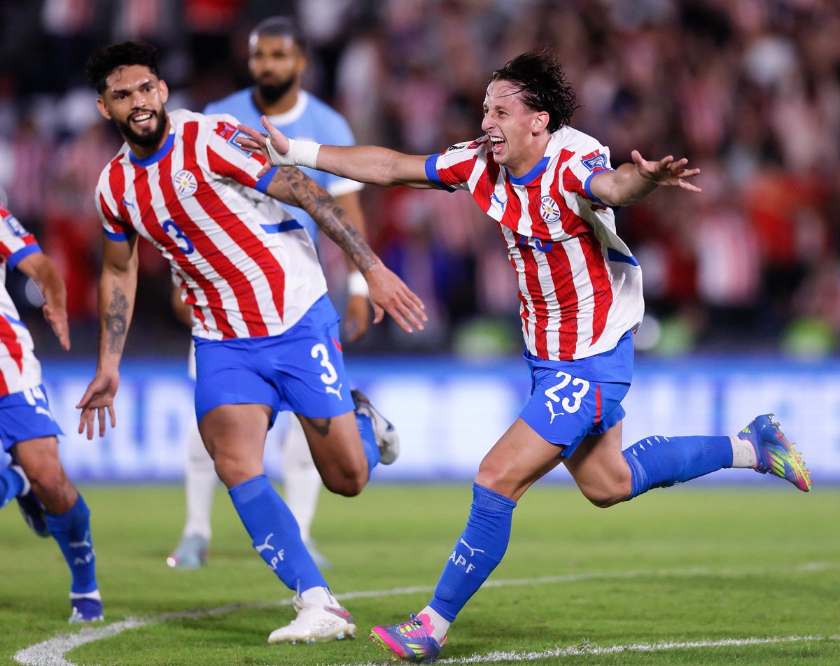 NetamenteFutbol's tweet photo. #Eliminatorias2026
LA ALBIRROJA ESTÁ CADA VEZ MÁS CERCA DEL MUNDIAL!! 
Por la fecha 15, Paraguay 🇵🇾 (3°) se hace fuerte de local y vencio 2-0 a Uruguay 🇺🇾 (5°) en el Defensores del Chaco y ya piensa en el Brasil 🇧🇷 de Carleto.
Goles ⚽
1-0 Matías Galarza (P)
2-0 Julio Enciso (P) https://t.co/nMvMexIByy