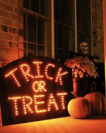 ScaryAllYear's tweet image. Step up to the haunted porch—choose wisely, for ‘Trick or Treat’ hides a chilling surprise! #HalloweenNights #SpookyDecor