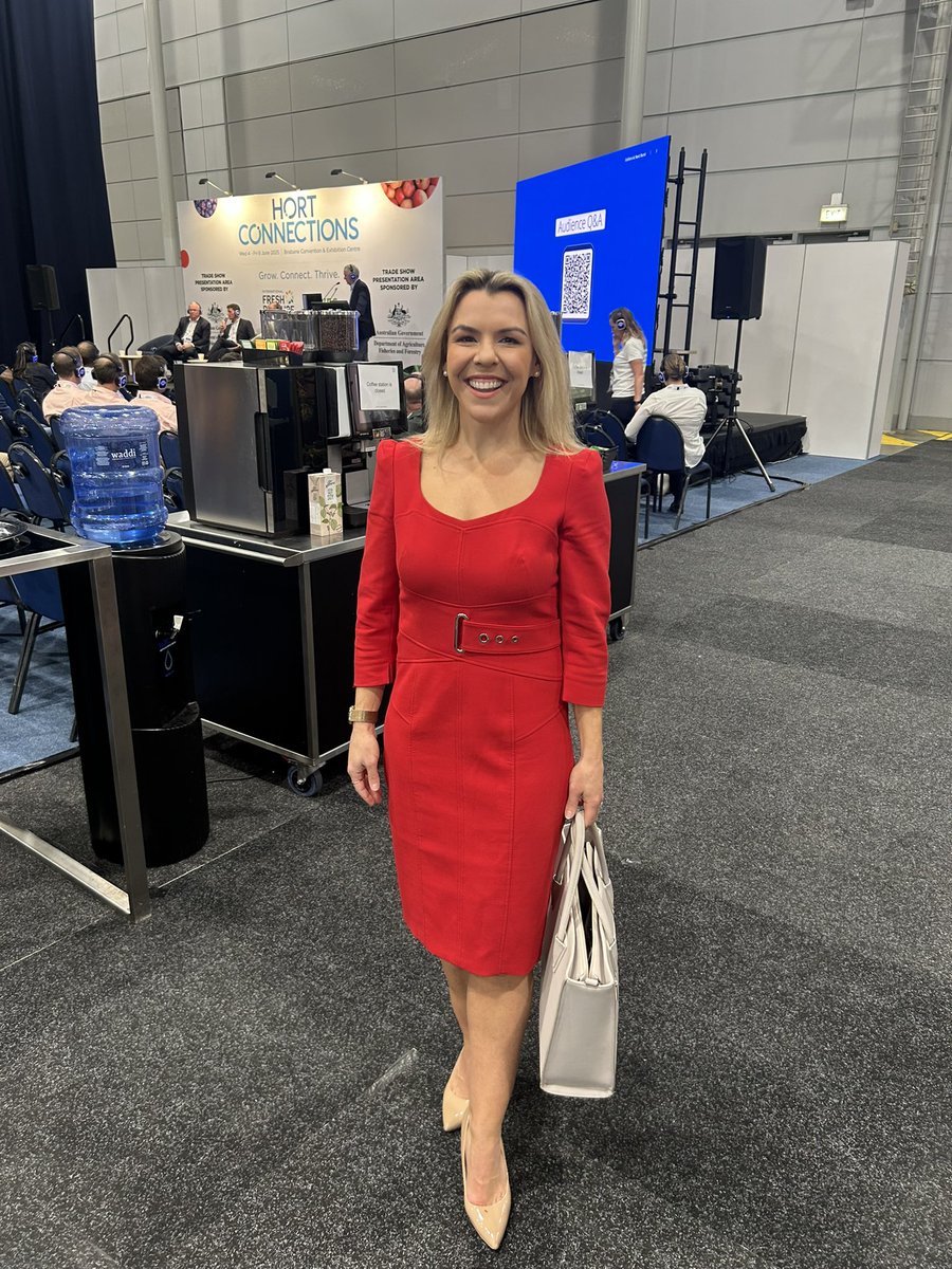 JemmaOHanlon's tweet image. What a joy to present at @HortCon_! Fresh produce brings the most incredible people together in one room, and this conference continues to deliver year after year. Next stop, the Gala Dinner with a special guest - my fiancé! #HortCon25