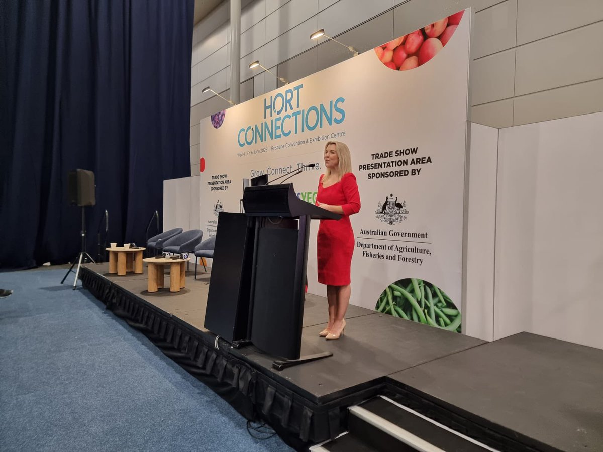 JemmaOHanlon's tweet image. What a joy to present at @HortCon_! Fresh produce brings the most incredible people together in one room, and this conference continues to deliver year after year. Next stop, the Gala Dinner with a special guest - my fiancé! #HortCon25