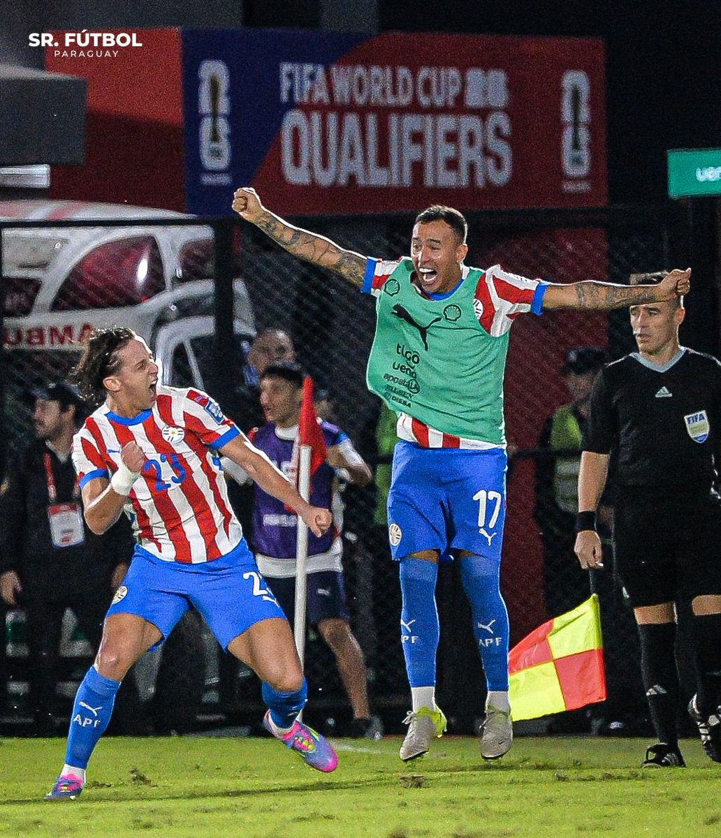 Esta imagen habla muchísimo de lo que es Kaku Romero Gamarra. Nunca una mala cara, nunca un mal gesto. El más feliz de todos, desde el lugar que le toque, por sus compañeros.

❤️🇵🇾 Qué tipazo.