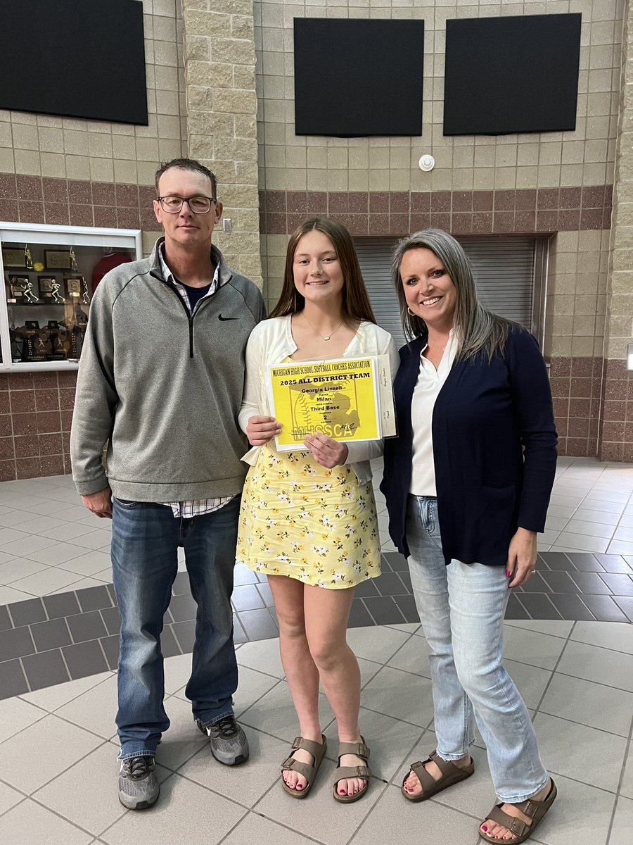 GeorgiaLinzell's tweet image. Great night celebrating an amazing high school season with my team at our end of season banquet! I was honored to receive various awards for both my offensive and defensive contributions this season:
- 1st Team All League
- All District for 3B
- Team leader in AVG (0.548)
- Team…