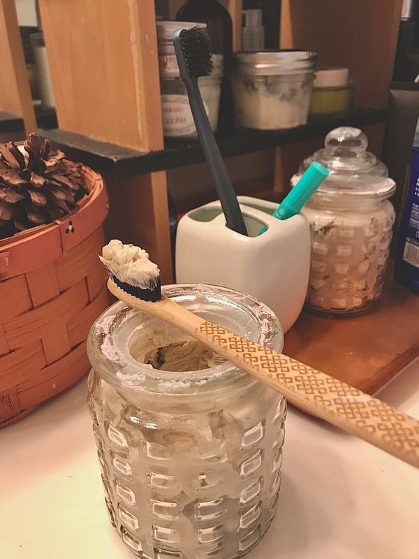 lukecadell's tweet photo. Best homemade toothpaste recipe, whitens teeth, gets rid of cavities ⬇️

- coconut oil
- baking soda
- few drops of peppermint oil
- bentonite clay
- vitamin K2 drops https://t.co/2FetyyTcoD