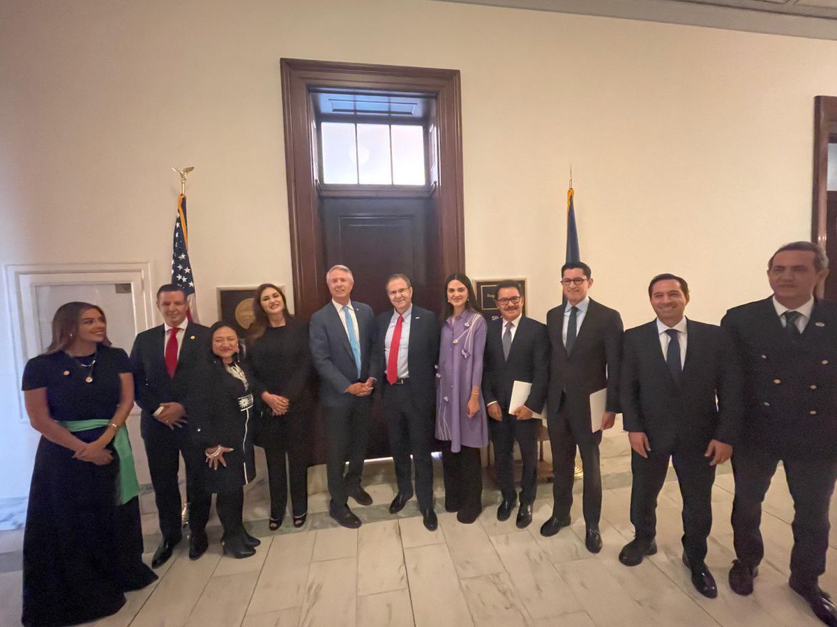Mauricio Vila (@mauvila) on Twitter photo Junto con la delegación del <a href="/senadomexicano/">Senado de México</a>, sostuvimos reuniones con los senadores <a href="/SenatorHagerty/">Senator Bill Hagerty</a>, <a href="/SenatorRicketts/">Senator Pete Ricketts</a>, <a href="/SenPeterWelch/">Senator Peter Welch</a>, <a href="/RogerMarshallMD/">Dr. Roger Marshall</a>, <a href="/berniemoreno/">Bernie Moreno</a> y las senadoras <a href="/MarshaBlackburn/">Sen. Marsha Blackburn</a> y <a href="/CortezMasto/">Catherine Cortez Masto</a> en #WashingtonDC. Dialogamos sobre los principales retos de la Junto con la delegación del <a href="/senadomexicano/">Senado de México</a>, sostuvimos reuniones con los senadores <a href="/SenatorHagerty/">Senator Bill Hagerty</a>, <a href="/SenatorRicketts/">Senator Pete Ricketts</a>, <a href="/SenPeterWelch/">Senator Peter Welch</a>, <a href="/RogerMarshallMD/">Dr. Roger Marshall</a>, <a href="/berniemoreno/">Bernie Moreno</a> y las senadoras <a href="/MarshaBlackburn/">Sen. Marsha Blackburn</a> y <a href="/CortezMasto/">Catherine Cortez Masto</a> en #WashingtonDC. Dialogamos sobre los principales retos de la