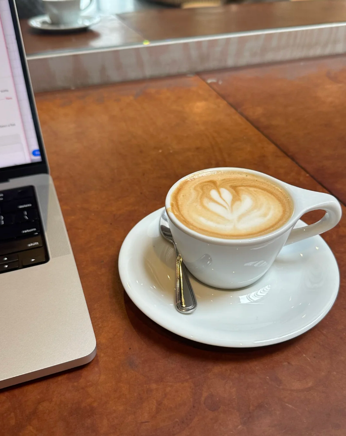 朝に香りの良いカプチーノを飲むと本当に気分が良くなります