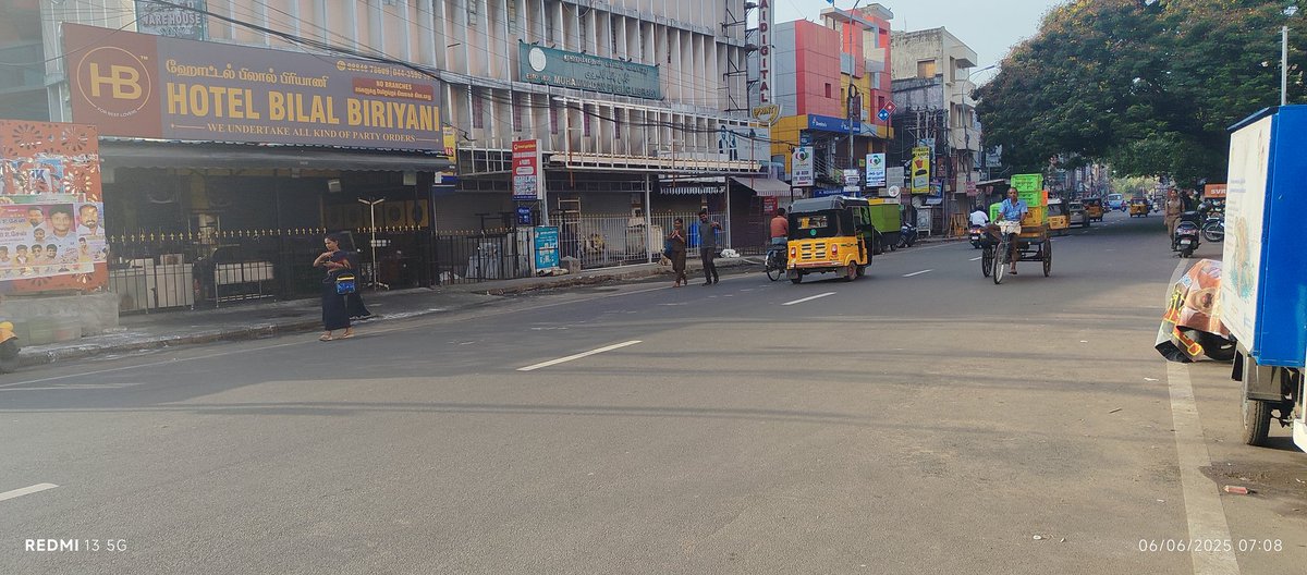 திருவல்லிக்கேணி ஐஸ் ஹவுஸ் பள்ளிவாசல் To முகமதியன் நூலகம் உள்ள சாலையில் மூன்று பேருந்து நிறுத்தம் இருக்கிறது, ரத்னா கபே, போஸ்ட் ஆபிஸ், ஆதாம் மார்க்கெட் சுமார் 3 கிலோ மீட்டர் வரும் சாலை. 

இந்த சாலைக்கு பெயர் காயிதே மில்லத் சாலை, ஆனால் அந்த பகுதியில் உள்ள எந்த நிறுவனத்திலும் அதன்