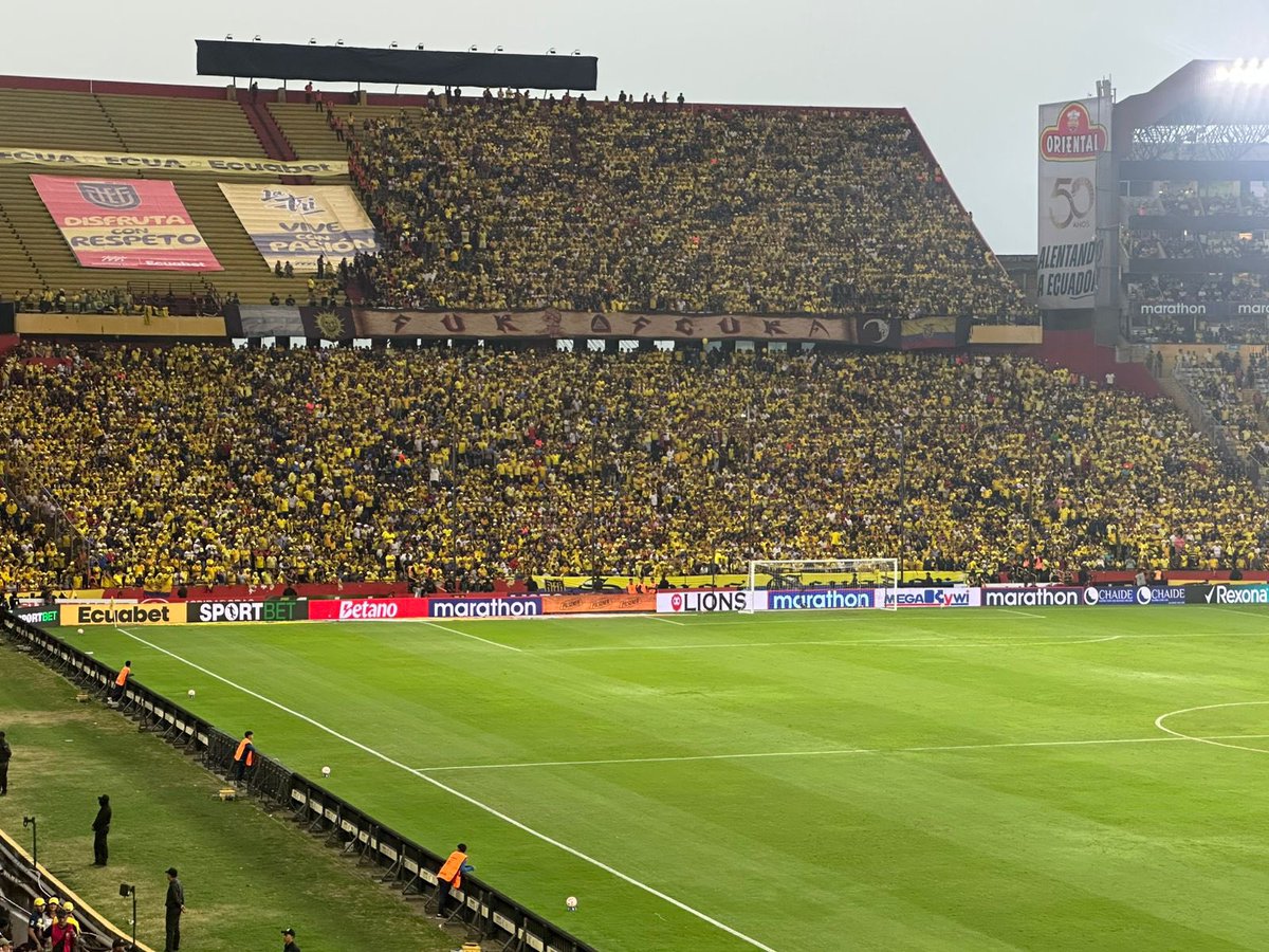 Estuvimos apoyando a nuestra Selección, en una noche de fiesta, pasión y murga, con el respaldo masivo del público que alentaban con nosotros a la Tricolor 🇪🇨 

Siempre vamos a estar…cuando Ecuador  juegue en el Monumental 👏

#SurOscuraEcuador
#VamosEcuatorianos