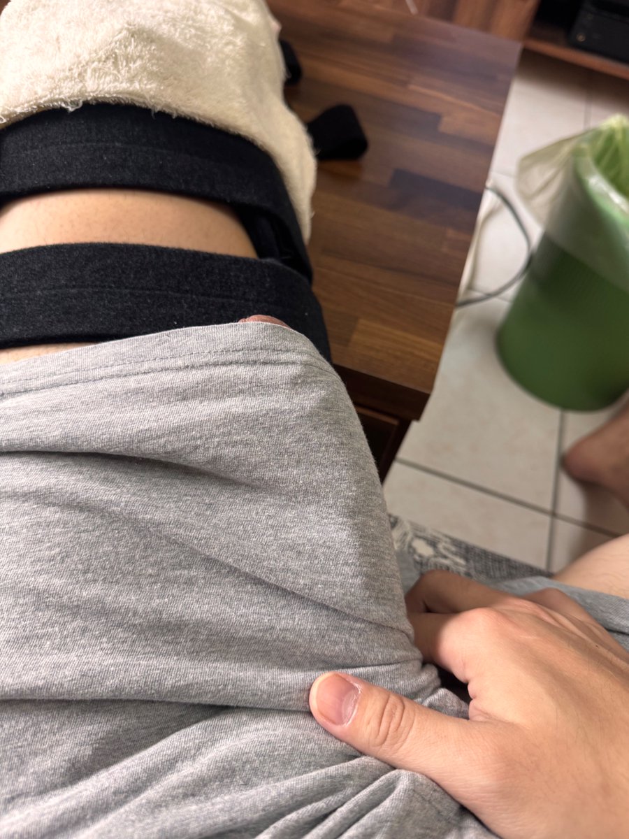 腳受傷之後就好久沒有做愛了
小頭不乖啊 偷偷跑出來
等好了一定要天天打砲
用力撞小穴