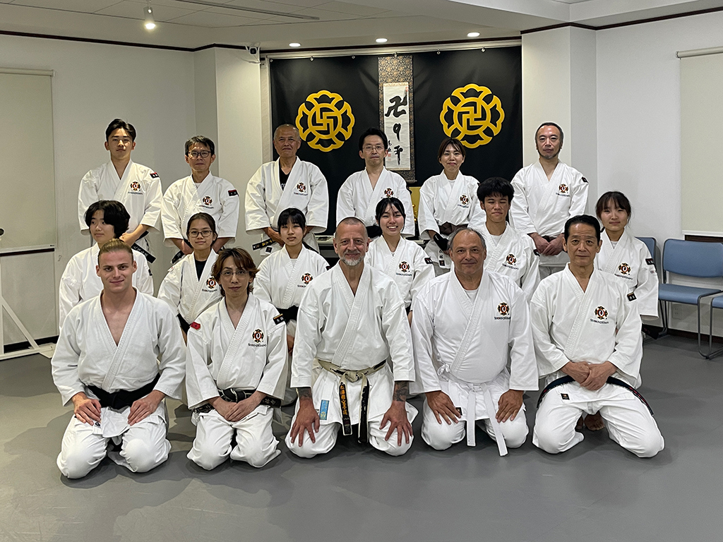 takatsukidouin's tweet photo. 海外の武道家がお二人、道場に来てくれました！ 

ここ数年、円安が進んでいることもあって日本を訪れる外国人観光客がものすごく増えていますが、今年の２月にスイスの武道家から、「5/25～6/7まで日本に旅行に行くので、あなたの道場を訪問してもよいですか？」という連絡がありました😊

大阪高槻道院のInstagramは、日本人向けに投稿している動画もありますが、ほとんどの動画に英語のテロップを入れて、海外に向けて少林寺拳法について情報発信していて、それを見ていたフォロワーさんからの連絡でした。

その時に6/2(月)なら、「ご一緒に修練を楽しむことが出来ますよ」、とお返事してスイスの武道家の方とは、そこからしばらくやりとりはなかったんですが、5月の終わり頃に同じInstagramのフォロワーさんでドイツの武道家から、「5/2６～6/7に日本に行くので、大阪高槻道院で少林寺拳法の体験をさせていただけますか？」と連絡がありました。

同じ時期に違う国の武道家の方が訪問していただけるとは、一年前までは全く考えられない事でした。日本にはたくさんの少林寺拳法の道場がありますが、その中でも大阪高槻道院を選んで来てもらえたのは、とても嬉しいですね😊

お二人の共通言語は英語だったので、不慣れながらも英語で対応しましたが、さすがに一人では若干心許ないので、合気道無限塾のピーター先生にお願いして、無限塾にいるドイツ系のスイス人のドミニクさんにヘルプに来てもらい、少林寺拳法関係からも、スペインで活躍されている西宮香櫨園道院の絹川先生に来て頂き、なんだかんだと6/2(月)は国際色豊かな思い出に残る修練日となりました😊

ドイツから来られたマイコ先生から、奥様手作りのニワトリの人形や、現地の空手団体の記念タオルを頂きました。

うちの娘二人がニワトリの人形をめちゃくちゃ気に入って、可愛くて癒やされる😍と、ダイニングテーブルの上に飾って、毎日眺めて楽しんでいます☺️

良き出会い、良き思い出、これもまた少林寺拳法を続けていたからこその出会いでもあるし、SNSという素晴らしいツールが生まれた時代に生きているからこその、素晴らしいご縁だと思います。

変化の少ない穏やかな生活を送るのも幸せな人生だと思いますが、ほんの少し刺激のある世界に身を置くことで、こういった普通の人生では得られない経験を出来るのも、少林寺拳法を始める、続けることの魅力ですね😉

-----------------------
大阪高槻道院
活動日のご案内
-----------------------

【修練日】

月曜日/金曜日

18:30～19:30 (少年部)
19:30～22:00 (一般)

日曜日
09:30～11:30 (大人と合同)

【修練場所】
JR高槻駅から徒歩五分!

詳しくは👇
https://t.co/hD8DFCuNYo