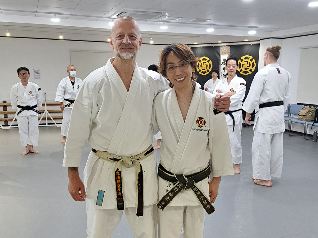 takatsukidouin's tweet photo. 海外の武道家がお二人、道場に来てくれました！ 

ここ数年、円安が進んでいることもあって日本を訪れる外国人観光客がものすごく増えていますが、今年の２月にスイスの武道家から、「5/25～6/7まで日本に旅行に行くので、あなたの道場を訪問してもよいですか？」という連絡がありました😊

大阪高槻道院のInstagramは、日本人向けに投稿している動画もありますが、ほとんどの動画に英語のテロップを入れて、海外に向けて少林寺拳法について情報発信していて、それを見ていたフォロワーさんからの連絡でした。

その時に6/2(月)なら、「ご一緒に修練を楽しむことが出来ますよ」、とお返事してスイスの武道家の方とは、そこからしばらくやりとりはなかったんですが、5月の終わり頃に同じInstagramのフォロワーさんでドイツの武道家から、「5/2６～6/7に日本に行くので、大阪高槻道院で少林寺拳法の体験をさせていただけますか？」と連絡がありました。

同じ時期に違う国の武道家の方が訪問していただけるとは、一年前までは全く考えられない事でした。日本にはたくさんの少林寺拳法の道場がありますが、その中でも大阪高槻道院を選んで来てもらえたのは、とても嬉しいですね😊

お二人の共通言語は英語だったので、不慣れながらも英語で対応しましたが、さすがに一人では若干心許ないので、合気道無限塾のピーター先生にお願いして、無限塾にいるドイツ系のスイス人のドミニクさんにヘルプに来てもらい、少林寺拳法関係からも、スペインで活躍されている西宮香櫨園道院の絹川先生に来て頂き、なんだかんだと6/2(月)は国際色豊かな思い出に残る修練日となりました😊

ドイツから来られたマイコ先生から、奥様手作りのニワトリの人形や、現地の空手団体の記念タオルを頂きました。

うちの娘二人がニワトリの人形をめちゃくちゃ気に入って、可愛くて癒やされる😍と、ダイニングテーブルの上に飾って、毎日眺めて楽しんでいます☺️

良き出会い、良き思い出、これもまた少林寺拳法を続けていたからこその出会いでもあるし、SNSという素晴らしいツールが生まれた時代に生きているからこその、素晴らしいご縁だと思います。

変化の少ない穏やかな生活を送るのも幸せな人生だと思いますが、ほんの少し刺激のある世界に身を置くことで、こういった普通の人生では得られない経験を出来るのも、少林寺拳法を始める、続けることの魅力ですね😉

-----------------------
大阪高槻道院
活動日のご案内
-----------------------

【修練日】

月曜日/金曜日

18:30～19:30 (少年部)
19:30～22:00 (一般)

日曜日
09:30～11:30 (大人と合同)

【修練場所】
JR高槻駅から徒歩五分!

詳しくは👇
https://t.co/hD8DFCuNYo