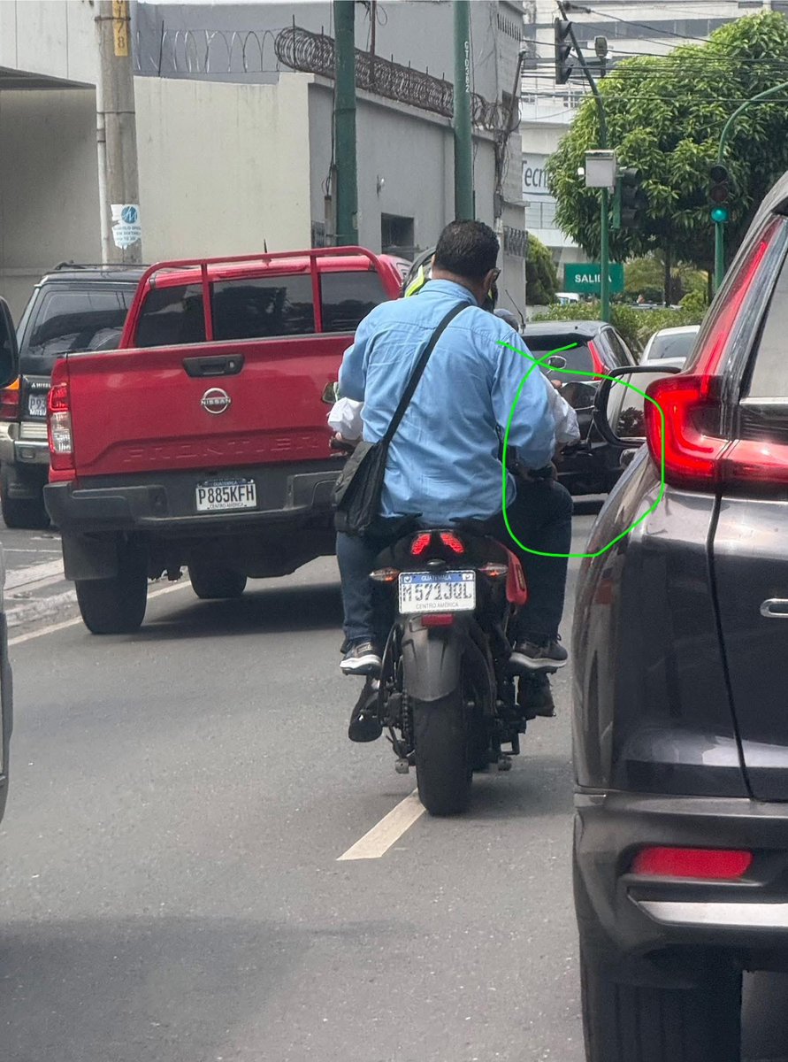 Liliana (@lilialba76) on Twitter photo Hoy a una conocida casi la choca una moto, su reacción fue bocinar y el acompañante sacó una pistola para amenazarla. Fue antes de Sixtino zona 10. Logró tomar una foto donde se ve claramente el arma y la placa de moto. <a href="/FJimenezmingob/">Francisco Jiménez</a> <a href="/PNCdeGuatemala/">PNC de Guatemala</a> <a href="/amilcarmontejo/">Amilcar Montejo</a> Hoy a una conocida casi la choca una moto, su reacción fue bocinar y el acompañante sacó una pistola para amenazarla. Fue antes de Sixtino zona 10. Logró tomar una foto donde se ve claramente el arma y la placa de moto. <a href="/FJimenezmingob/">Francisco Jiménez</a> <a href="/PNCdeGuatemala/">PNC de Guatemala</a> <a href="/amilcarmontejo/">Amilcar Montejo</a>